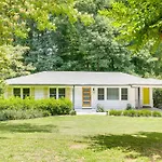 Charming Chamblee Home With Fireplace Near Hospitals
