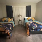 The Sunshine Suite-Cozy Comfort Near Airport