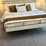 The Sunshine Suite-Cozy Comfort Near Airport