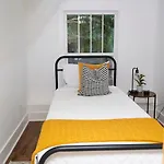 Spacious Retreat Near Downtown, Atl