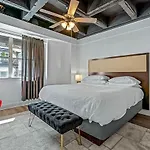 Art Deco-Inspired Apartment Getaway In Buckhead