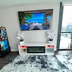 Skyline Luxe Penthouse, Top Floor, Balcony, Pool, Amazing View
