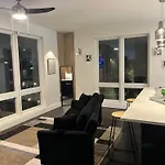 Midtown Gem Downtown Views, Spacious Balcony, Sleeps 7