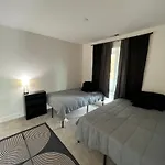 Midtown Gem Downtown Views, Spacious Balcony, Sleeps 7