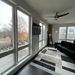 Midtown Gem Downtown Views, Spacious Balcony, Sleeps 7