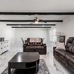 Cozy 3Br Retreat With Parking And Private Yard