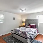 Cozy 3Br Retreat With Parking And Private Yard