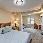 Cheerful 2-Bedroom Midtown Home- Sleeps 7