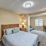 Cheerful 2-Bedroom Midtown Home- Sleeps 7