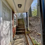 Cheerful 2-Bedroom Midtown Home- Sleeps 7