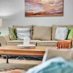 King Bed - Fireplace - Backyard - Wi-Fi - Parking!
