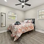 Spacious Family-Friendly Retreat In Atlanta