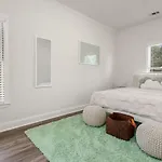 Stylish Family Home Downtown-Bigrooms-Freeparking-Central