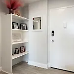 Renovated 2 Bedroom Condo Free Parking Lm1105