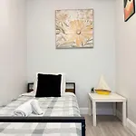 Renovated 2 Bedroom Condo Free Parking Lm1105