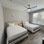 15 Minutes From Airport Charming 3 Bedroom