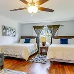 12 Mi To Dtwn Atlanta Home With Patio And Grill!