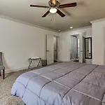 Comfortable Ranch Home - 5 Mi To Downtown Atlanta!