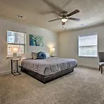 Comfortable Ranch Home - 5 Mi To Downtown Atlanta!