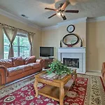 Suburban Atlanta Vacation Home - 20 Mi To Downtown