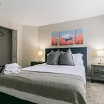 Luxury 3-Bedroom Flat + Pool + Gym