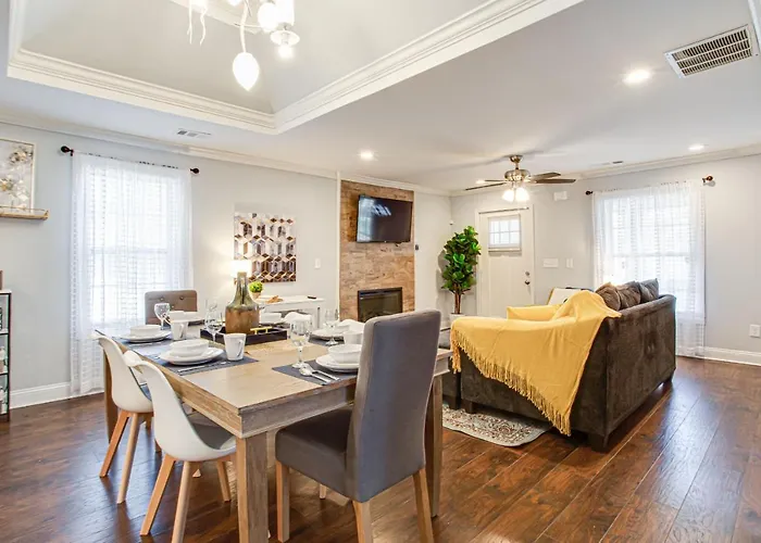 Luxe Living Near Downtown, King,Smart Tv