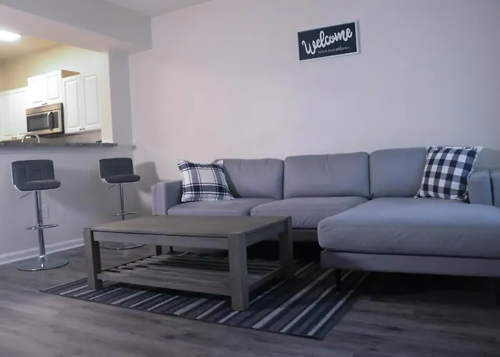 Fantastic Two Bedroom, Near Airport, Cozy & Comfy!