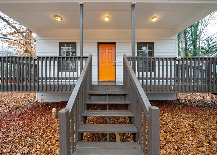 Modern 4 Bedroom 3 Bath Home-10 Mins From Airport