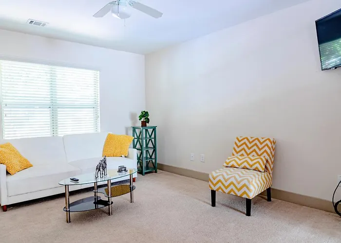 Cozy Townhouse In The Heart Of The City!