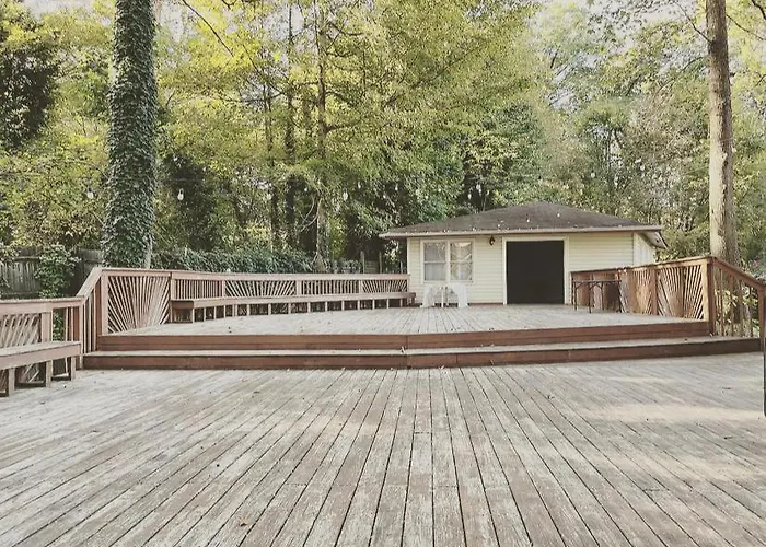 Over 1 Acre Private 3 Bedroom Home 10 Minutes From Buckhead