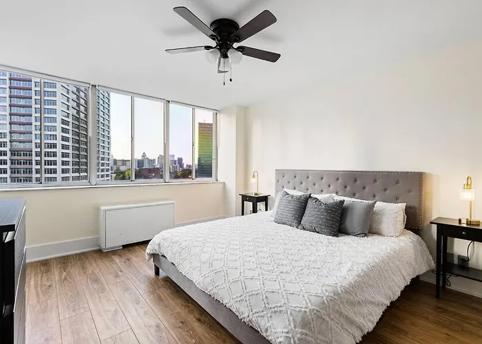 1109-Extra Lg-King Bed-1 Free Park-Fast Wifi-Dtw