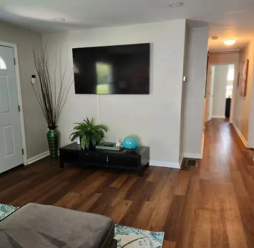 Modern 3 Bedroom 2 Bath Home-10 Mins From Airport