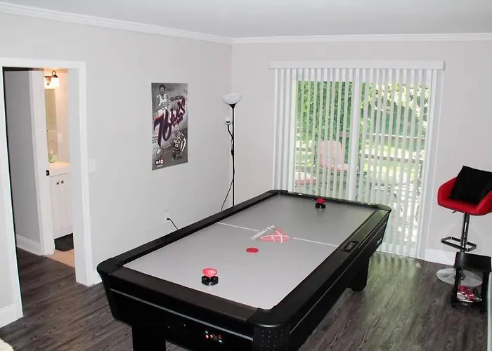 Downtown Atlanta Getaway With Rental Car Option!