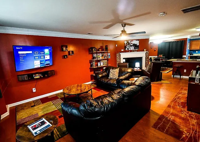 Amazing Large 3 Bed House With King Bed Less Than 10 Miles To Dtwn