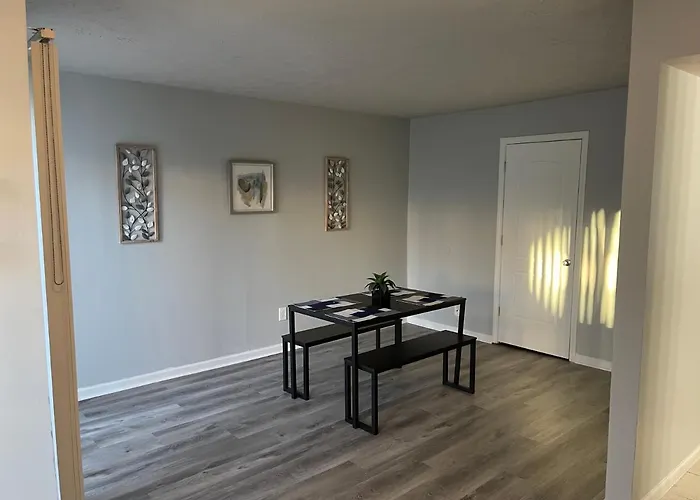 2Bdrm Comfortable Townhome 5 Mins From Airport