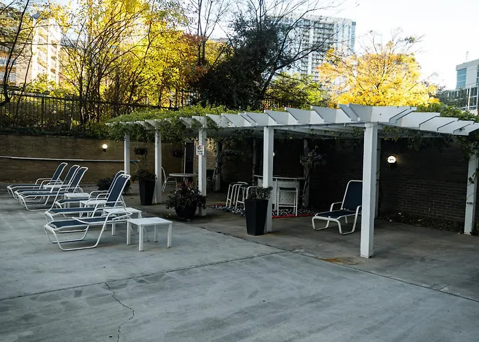 Perfect Dtwn 2 Bed Condo With Cali King Bed And Gym