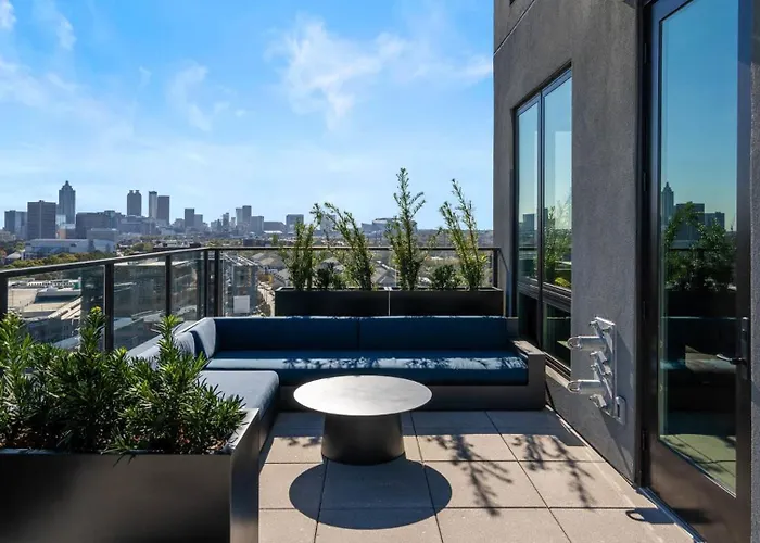 Midtown Gem Downtown Views, Spacious Balcony, Sleeps 7