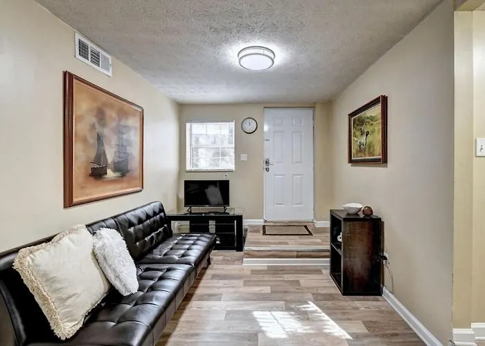 Cheerful 2-Bedroom Midtown Home- Sleeps 7