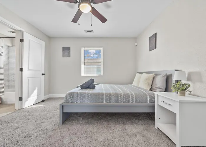 Cozy 2-Bedroom Retreat W/Wi-Fi & Keurig Coffee