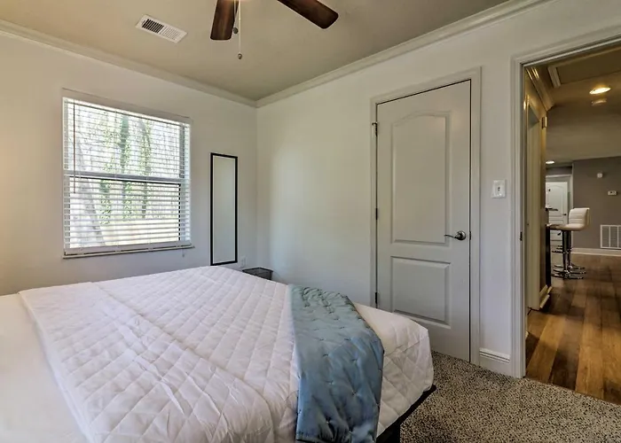 Comfortable Ranch Home - 5 Mi To Downtown Atlanta!