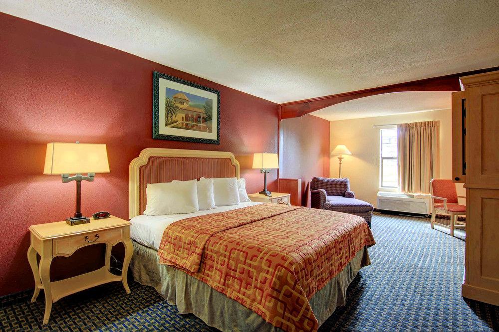Red Roof - Six Flags Hotel 2*