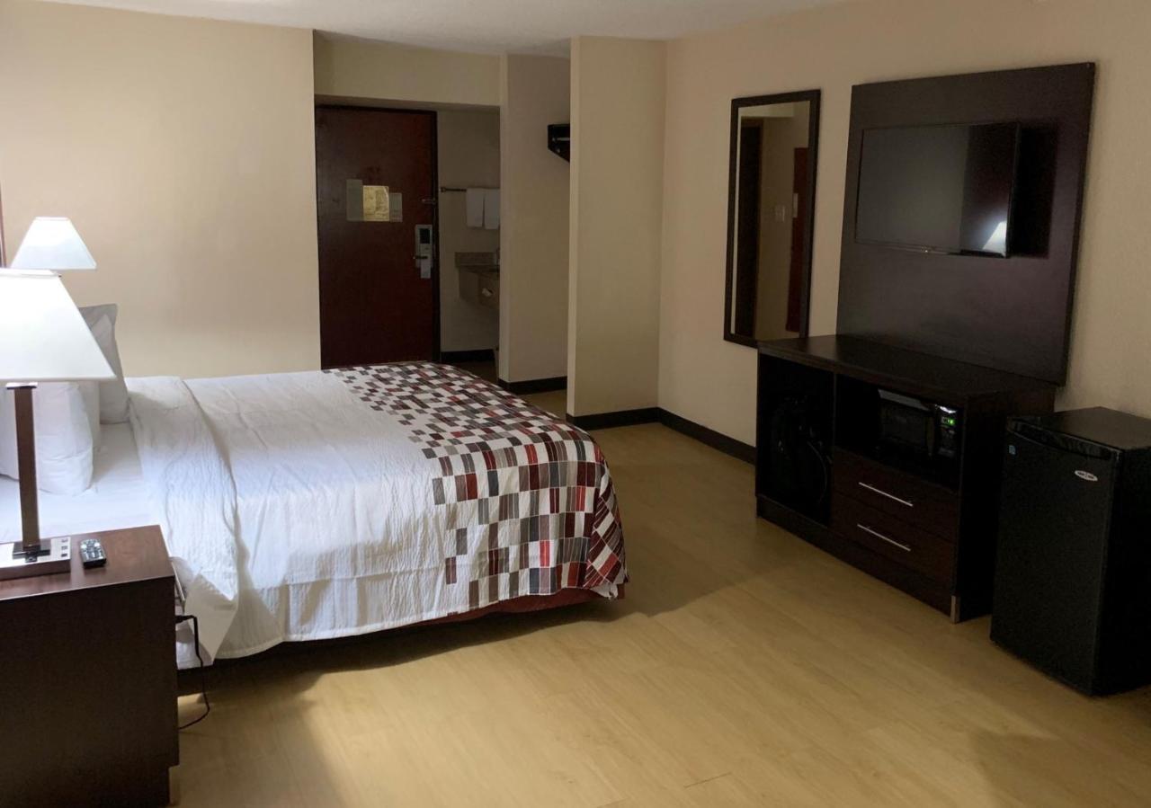 Hotel Red Roof - Six Flags 2*