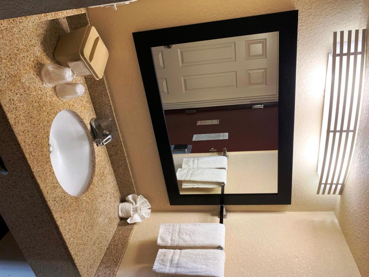 Hotel Red Roof - Six Flags 2*