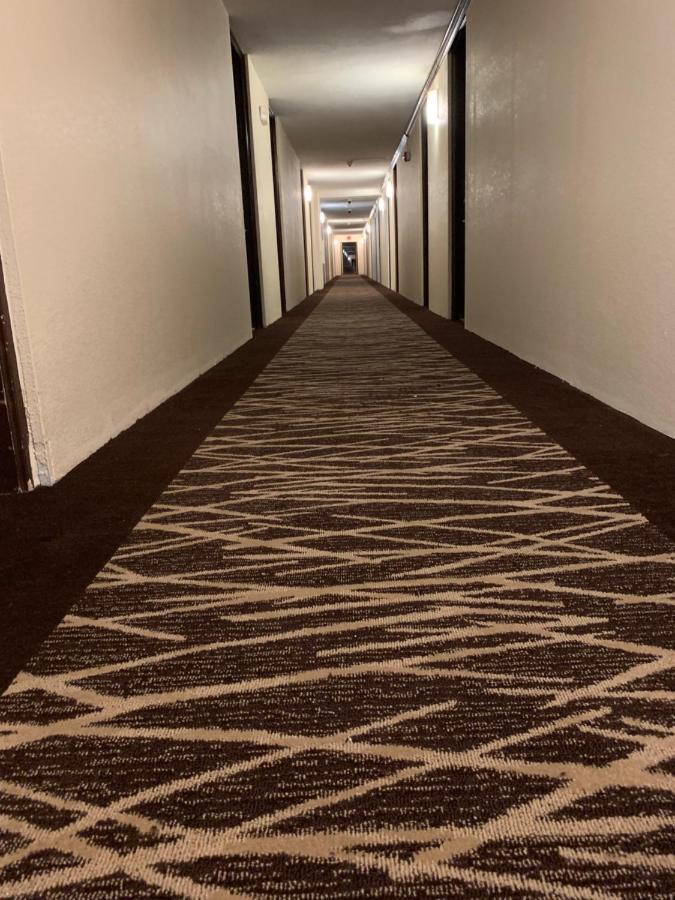 Red Roof - Six Flags Hotel 2*