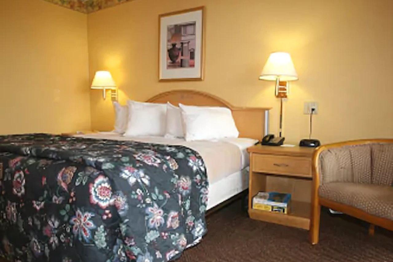 Hotel Knights Six Flags