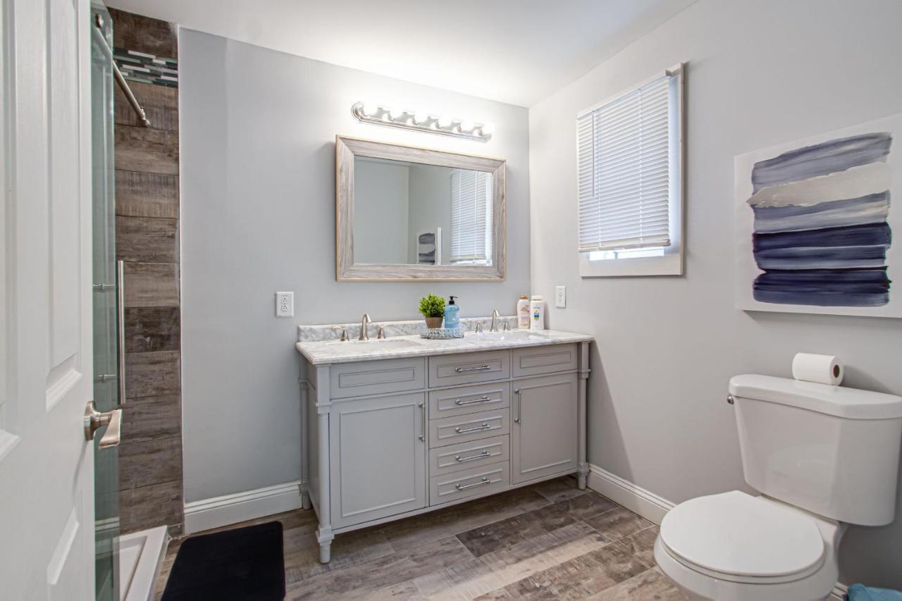 Luxe Living Near Downtown, King,smart Tv Holiday home *