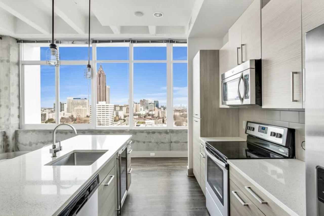 Legendary Scenic Downtown Superbowl Sky Castle Apartment *