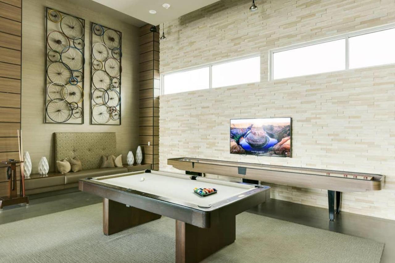 Legendary Scenic Downtown Superbowl Sky Castle Apartment *