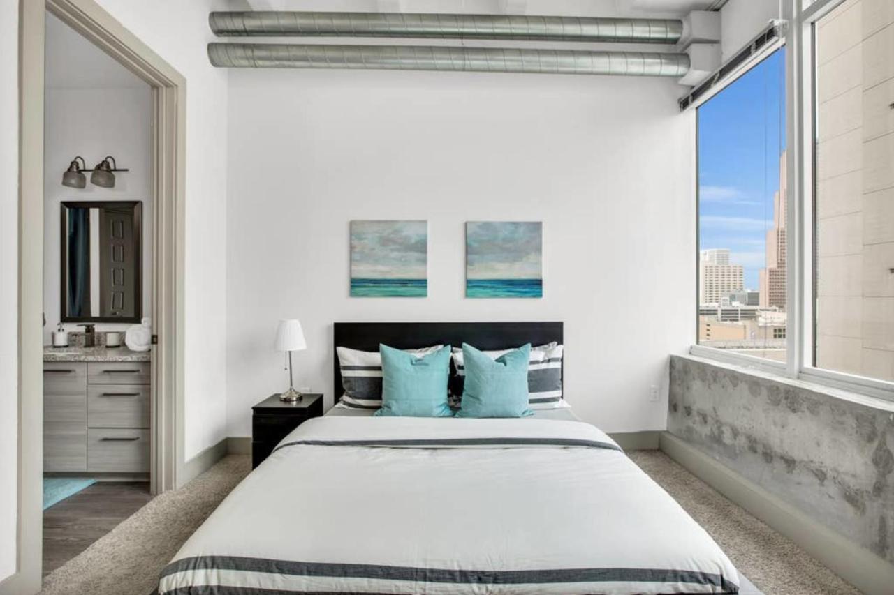 Legendary Scenic Downtown Superbowl Sky Castle Apartment *