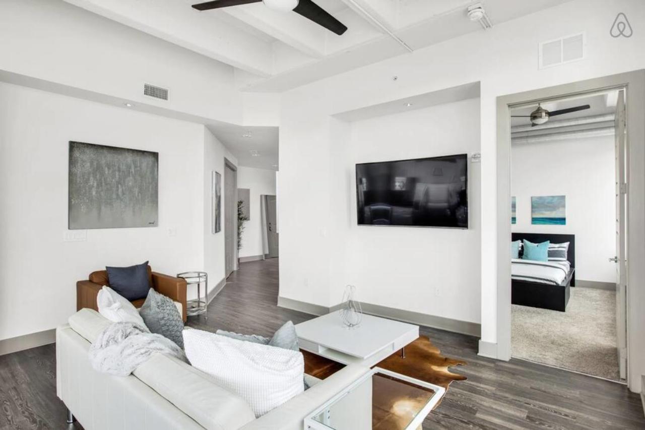 Legendary Scenic Downtown Superbowl Sky Castle Apartment